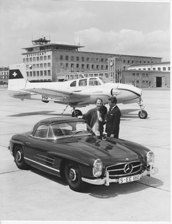 Lazi, Stuttgart Flughafen mit Mercedes 300 SL Roadster und zweiflügeliger Schwei