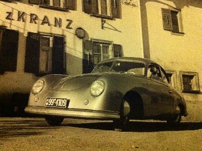 Lazi, Egon Eiermann in seinem Porsche 356 vor dem Restaurant "zum Kranz" bei Blu